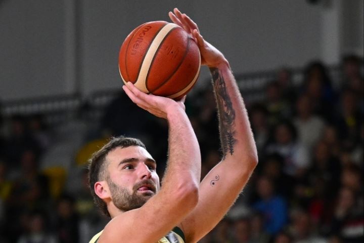 中国男篮决赛的对手！火箭旧将麦克维场均砍14分&三分命中率41.7%