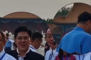 这身形太扎眼了！姚明受邀观礼九三阅兵仪式 和霍启刚“同框了”