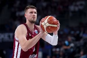 两分这么准为啥偏爱三分！波津小组赛两分命中率80% 三分仅为20%