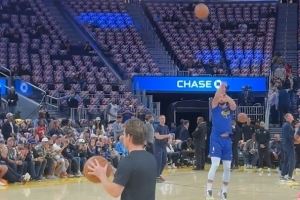 老粉已经慌了？库里赛前热身 中圈三分出手一发入魂